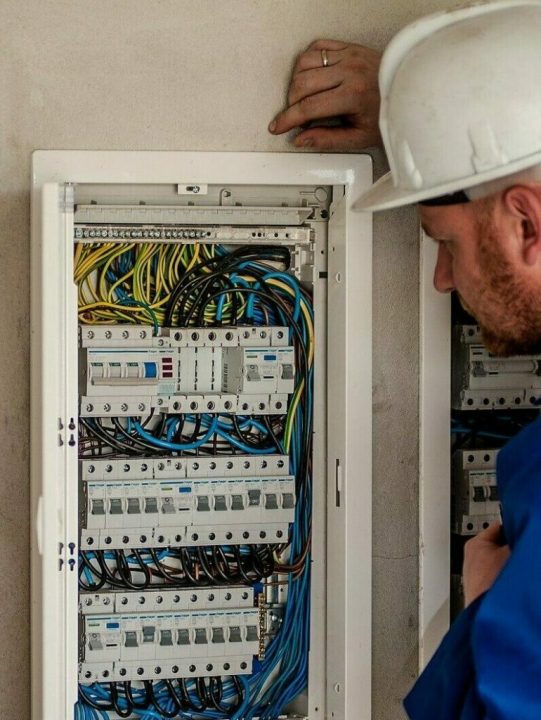 découvrez comment l'assurance décennale pour électriciens protège vos travaux pendant 10 ans contre d'éventuels vices cachés. garantissez votre tranquillité d'esprit et celle de vos clients en souscrivant à une couverture adaptée aux risques de votre métier.