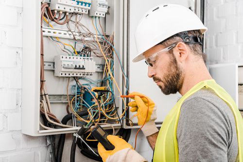 protégez votre activité grâce à notre assurance spécialisée pour électriciens. bénéficiez d'une couverture adaptée à vos besoins, incluant la responsabilité civile, la protection juridique et bien plus. assurez-vous de travailler en toute tranquillité et sécurité.