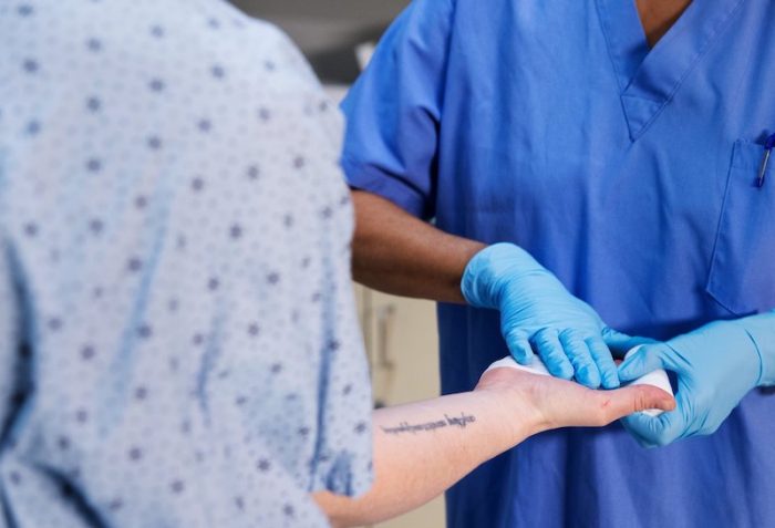 découvrez l'importance cruciale de l'assurance pour les infirmiers, une protection indispensable contre les risques professionnels. protégez votre avenir tout en assurant la sécurité de vos patients grâce à des couvertures adaptées aux défis du métier.